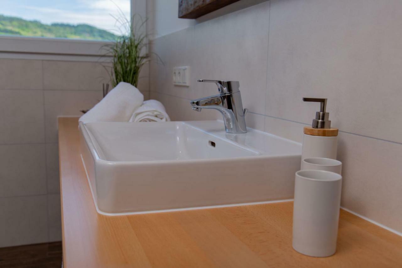 Weingut Gerd Muellers Hotel Krov Bagian luar foto